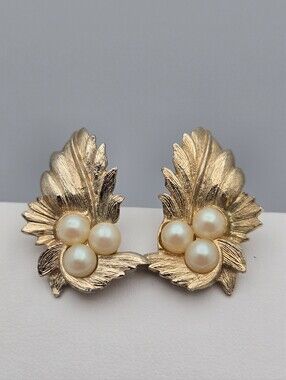 Sarah Coventry Endearing Leaf Pearl Earrings Gold Tone 1965 Pierced Vintage